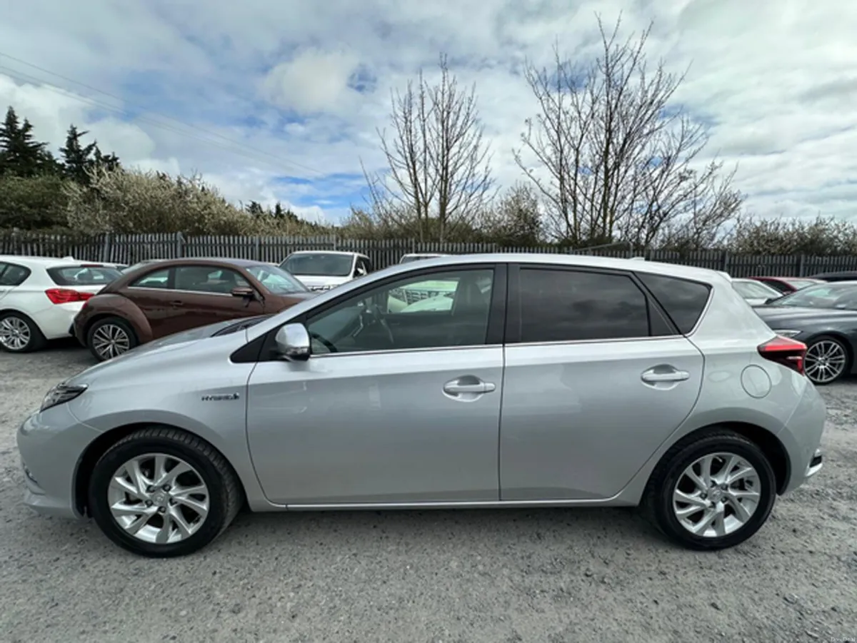 Toyota Auris 1.8L Automatic  Pertol Hybrid Low Mil - Image 5