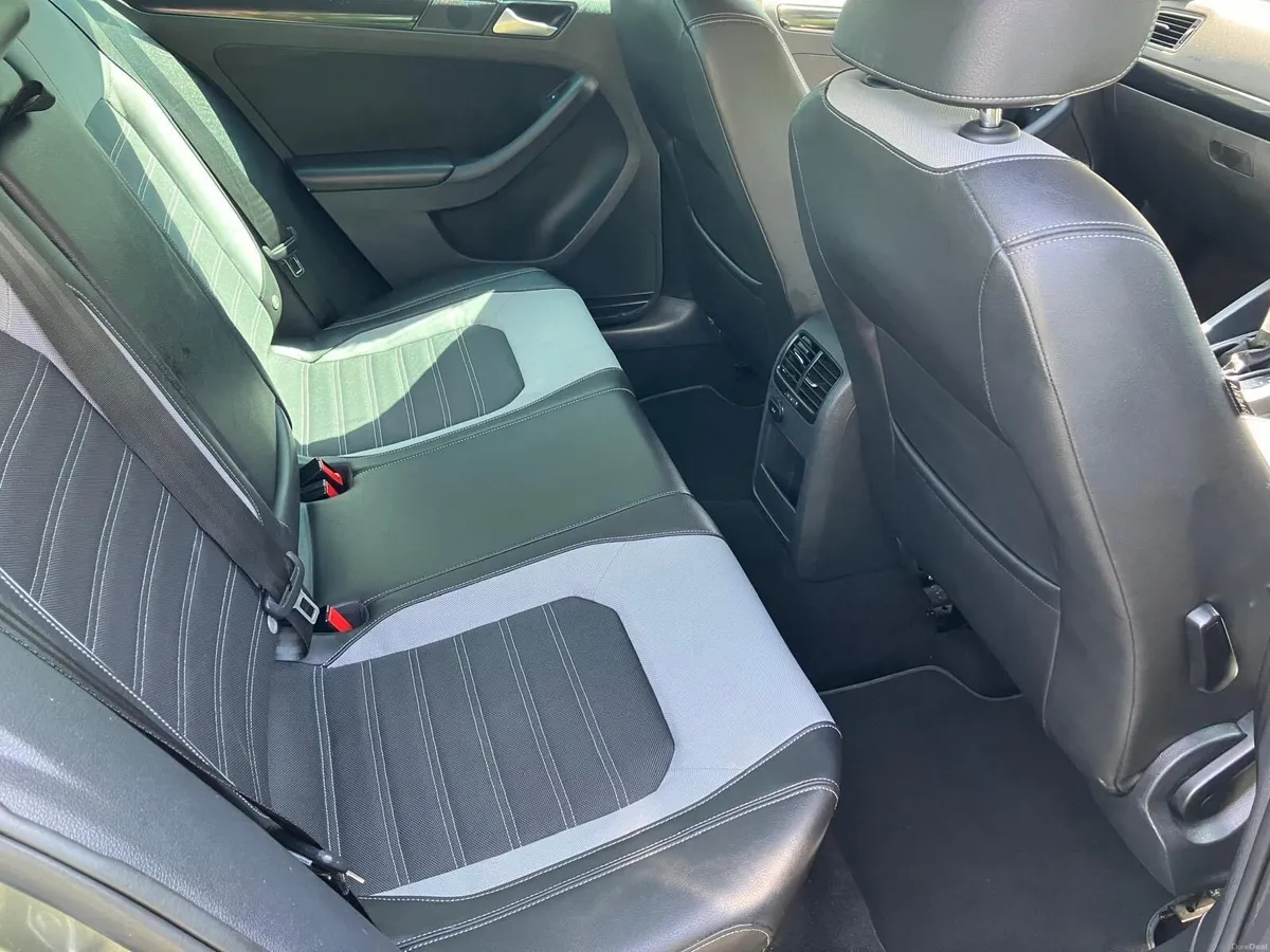 2015 Volkswagen Jetta 2.0tdi DSG - Image 4