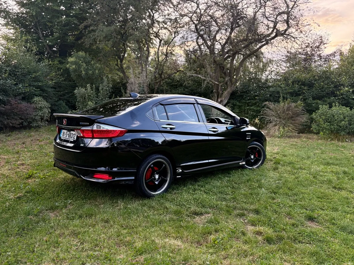 Honda Grace hybrid automatic - Image 2