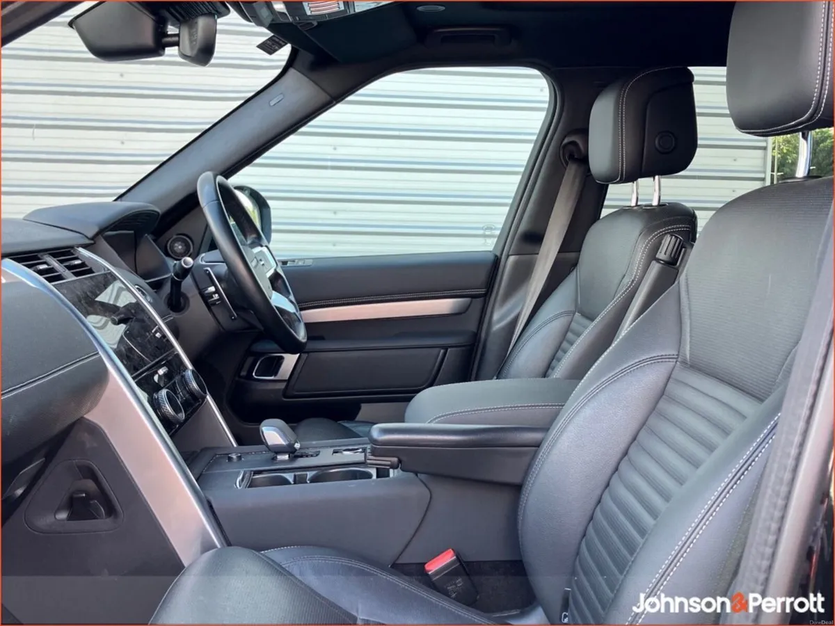 Land Rover Discovery 3.0D I6 300 PS AWD Auto R-Dyn - Image 3