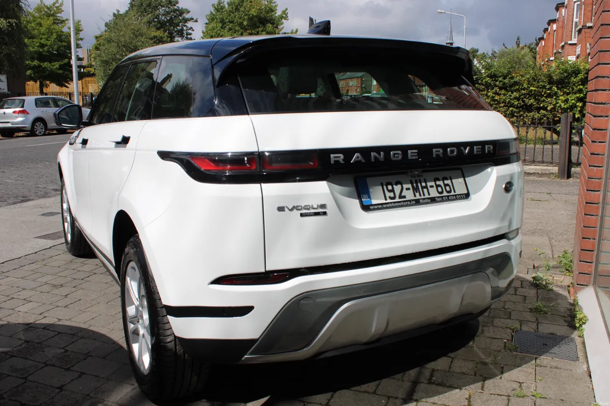 EVOQUE - S - 150BHP - AUTO - 4X4 - PANORAMA ROOF - Image 4