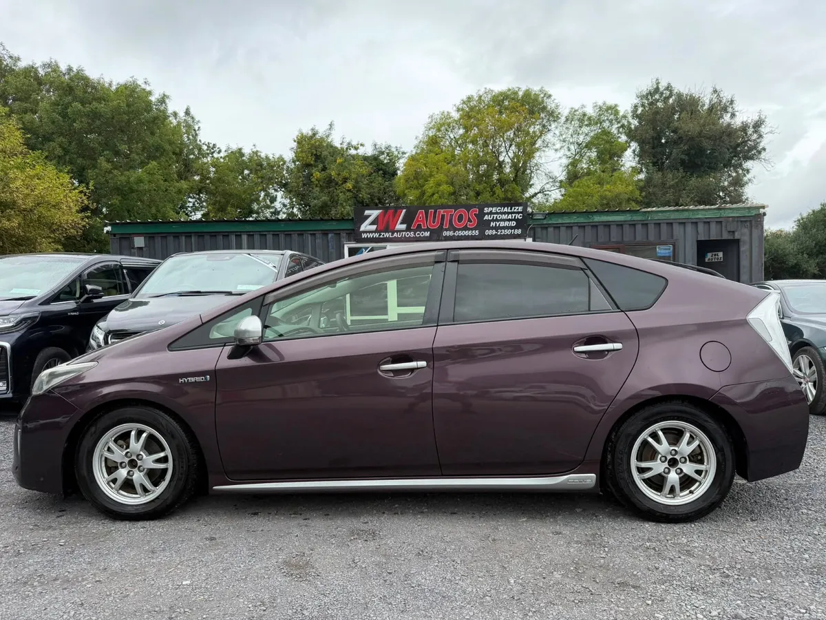 13 TOYOTA PRIUS HALF  LEATHER SEATS - Image 5