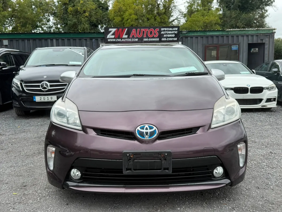 13 TOYOTA PRIUS HALF  LEATHER SEATS - Image 3