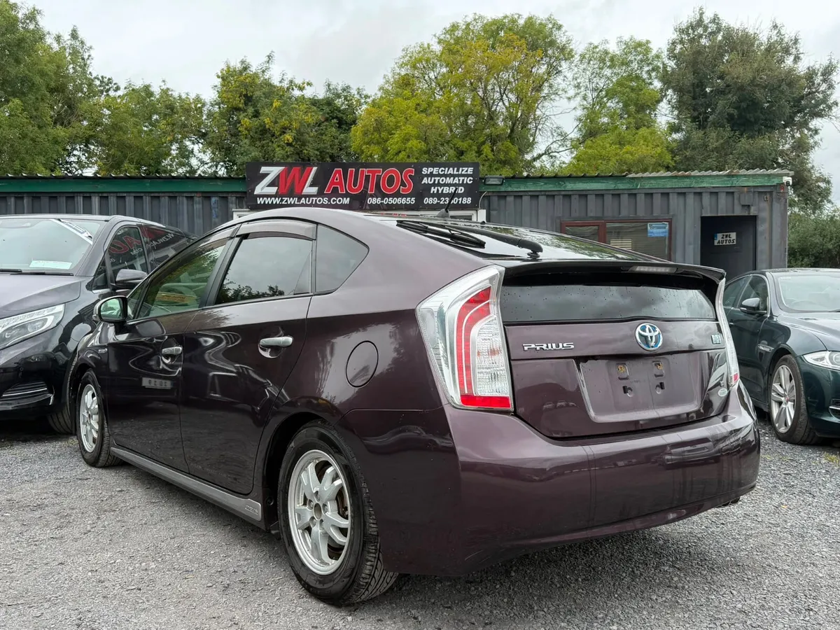 13 TOYOTA PRIUS HALF  LEATHER SEATS - Image 6