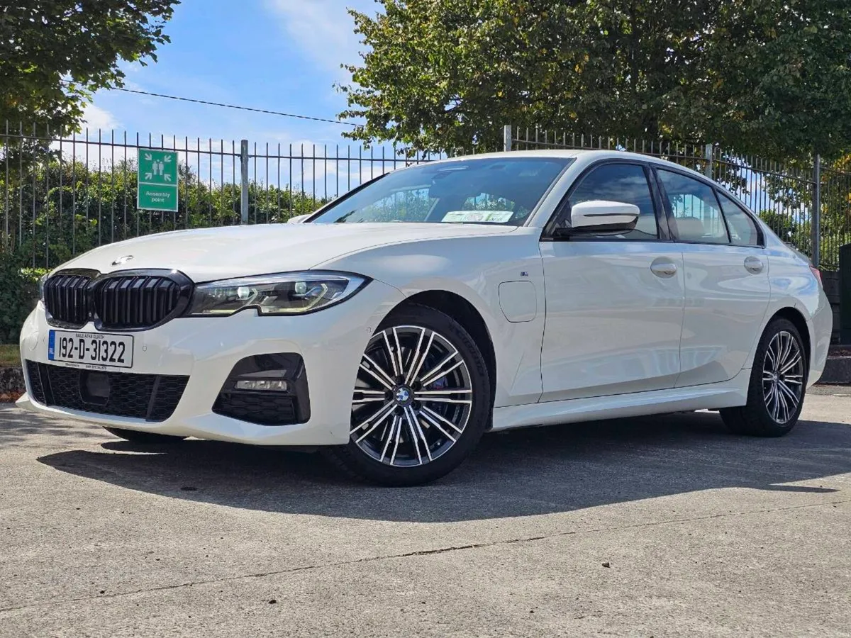 BMW G20 330e - Image 1