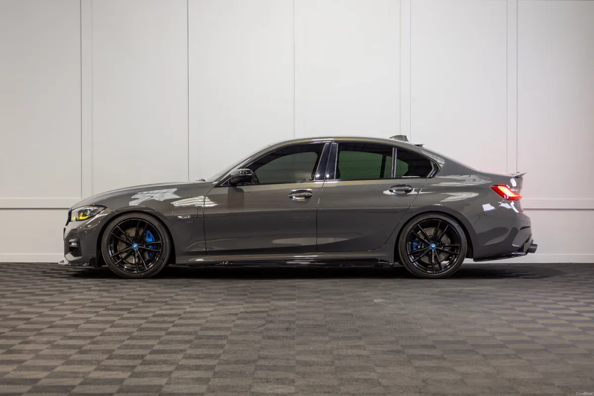 212 BMW 3-Series 330e M-Sport Pro - Image 3