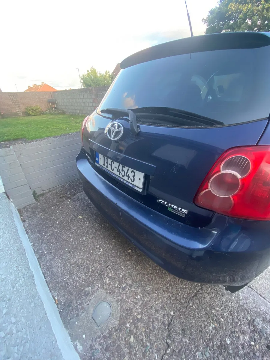 Toyota Auris 2009 - Image 2