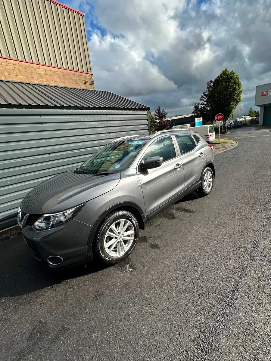 2017 Automatic NISSAN QASHQAI SUV - Image 1