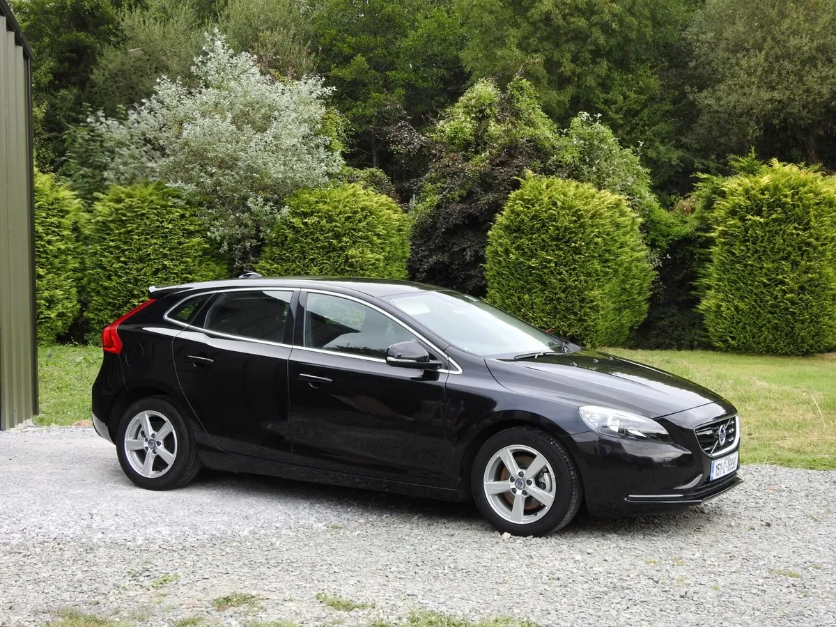 Volvo V40 T4 Only 11.000 Km! - Image 4
