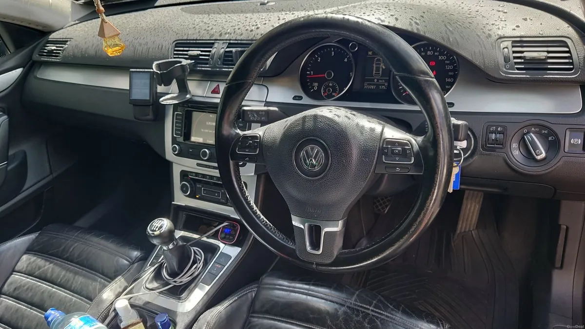 Volkswagen Passat 2010 - Image 4