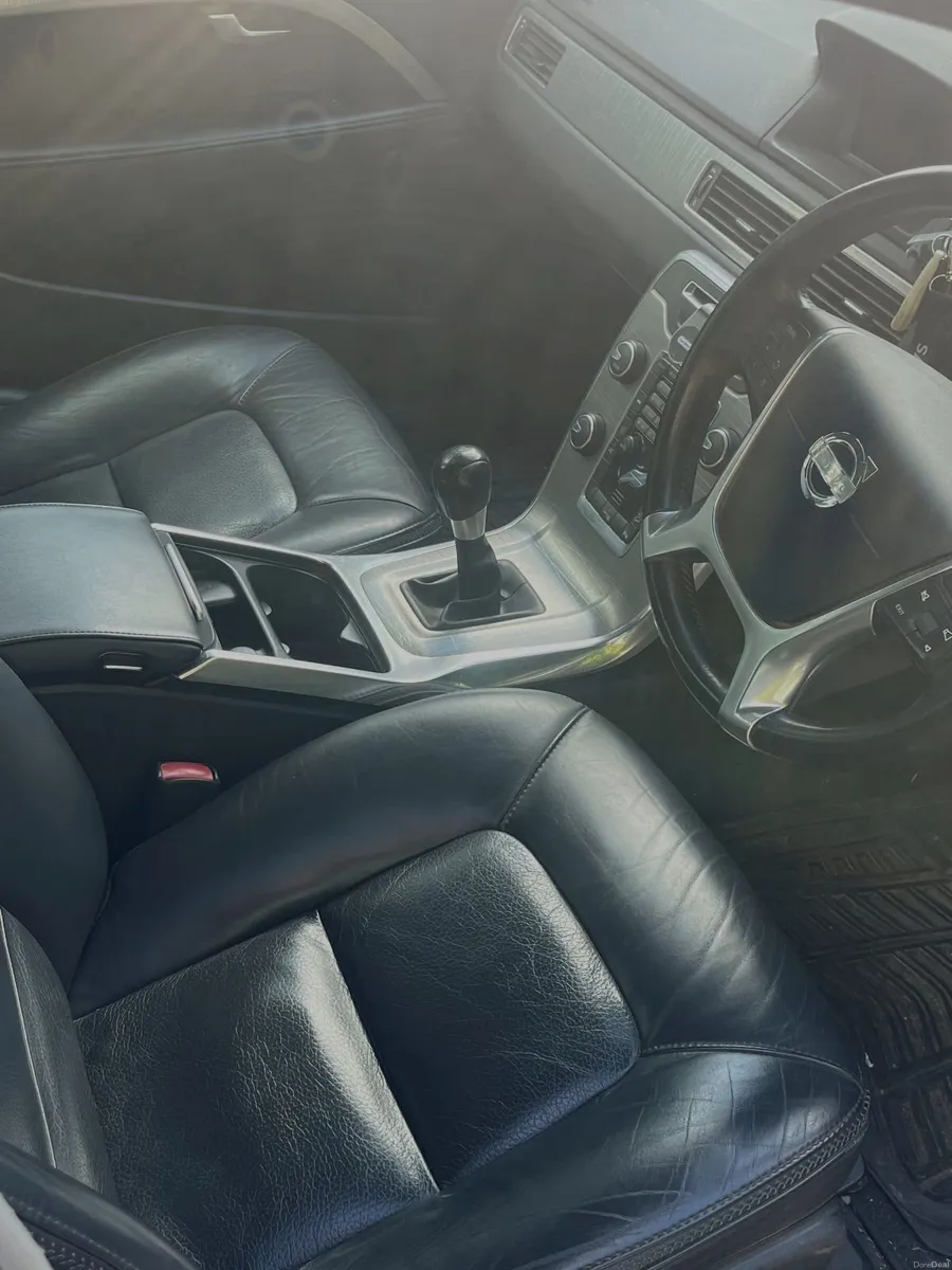 2012 Volvo XC70 2.5 Diesel, manual transmission. - Image 3