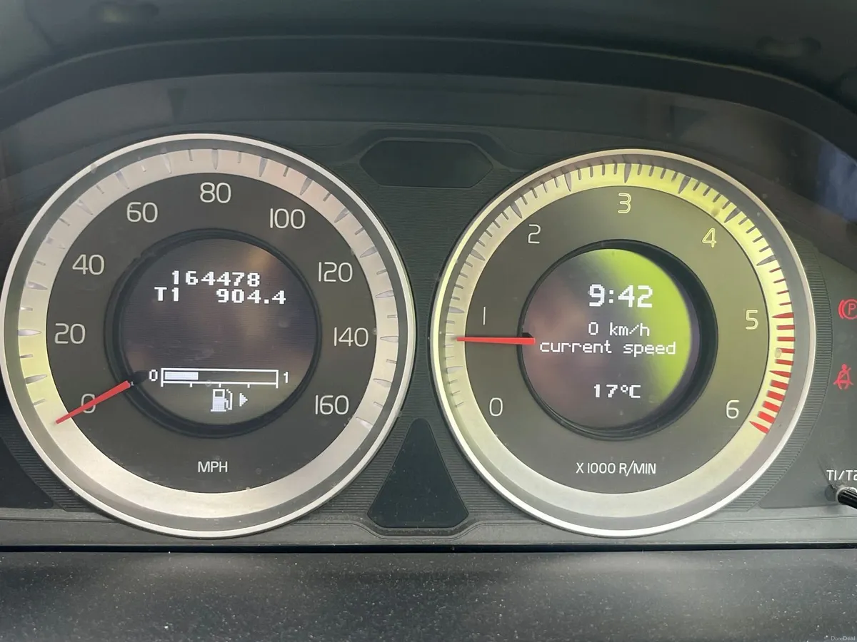 2012 Volvo XC70 2.5 Diesel, manual transmission. - Image 5