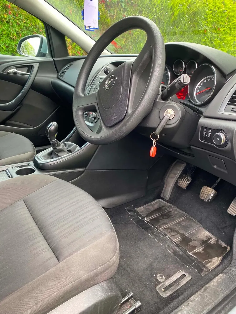 Opel Astra 2011 - Image 5