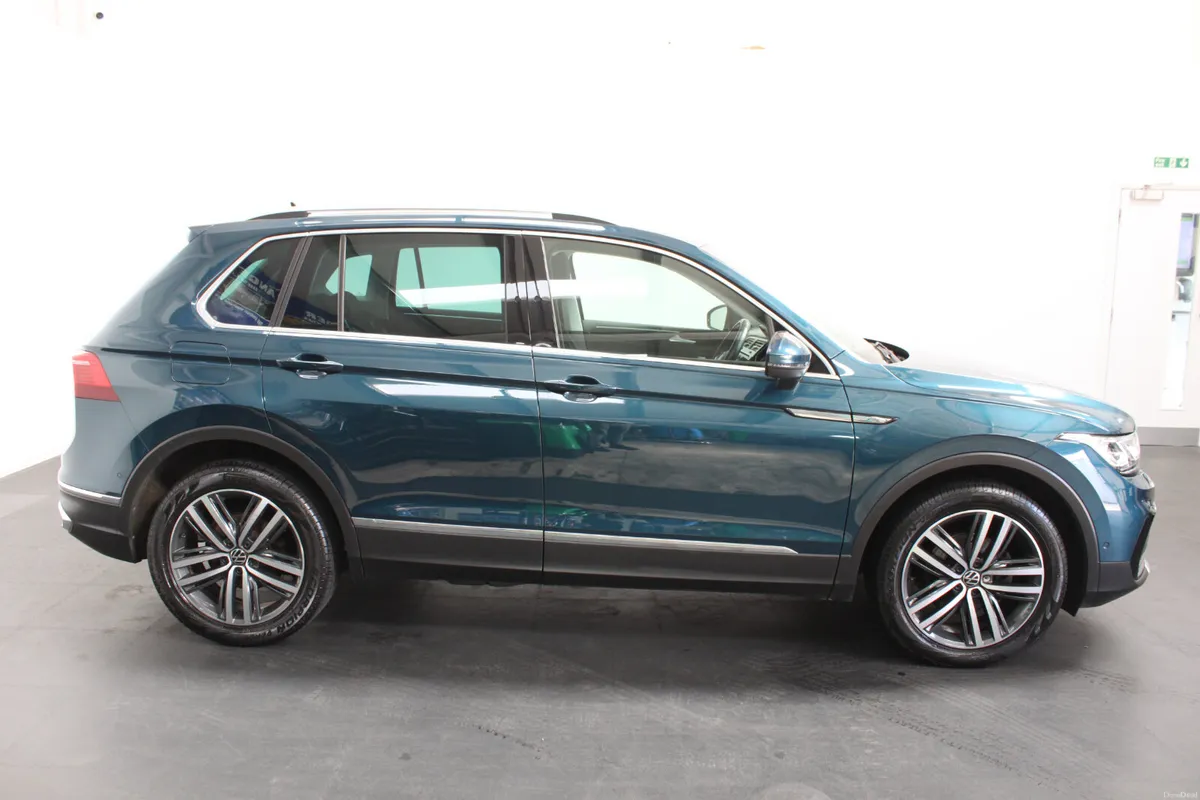 Volkswagen Tiguan 2023 - Image 3