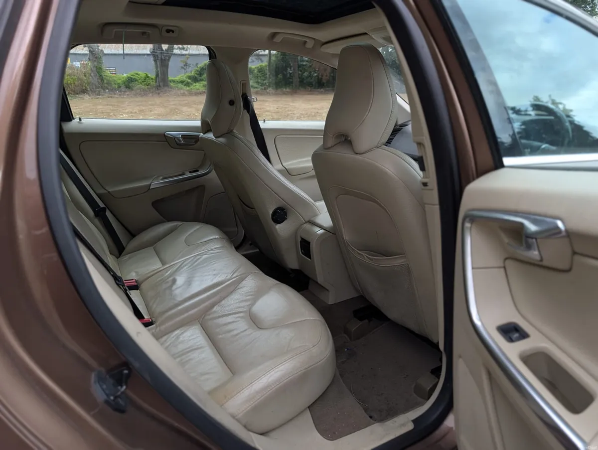 2011 VOLVO XC60 2.4 D5 SE LUXURY 5DR AWD PRO P.P. - Image 6