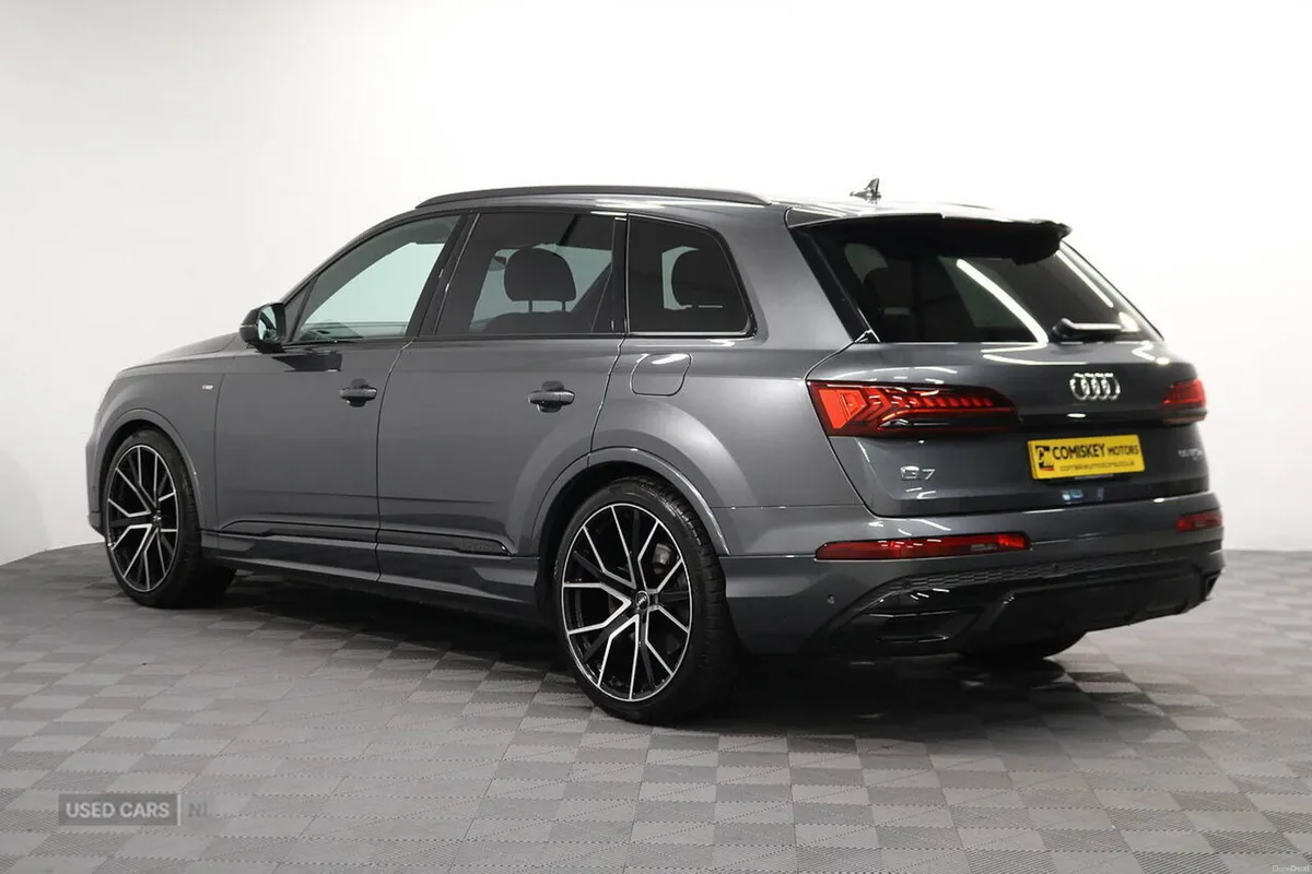 Audi Q7 TFSIe V6 Black Edition - Image 4