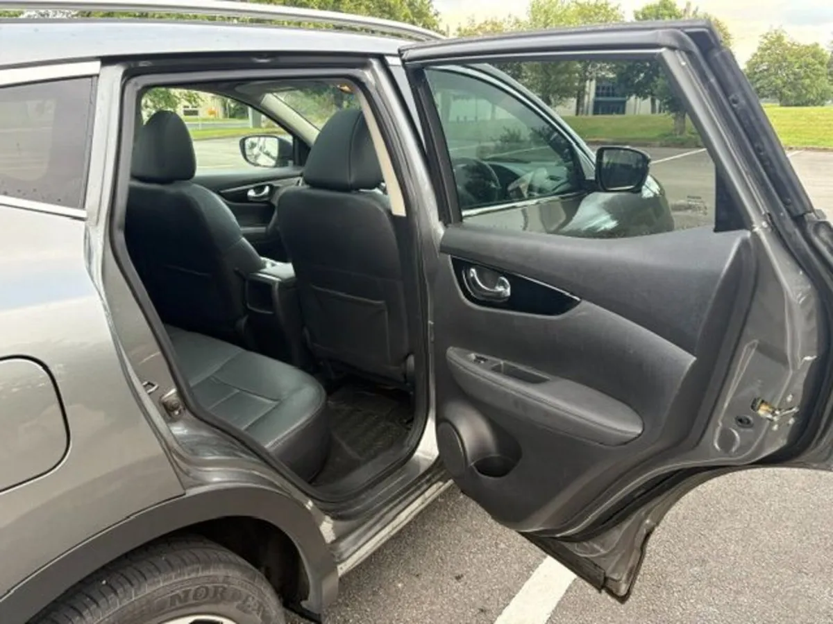 Nissan Qashqai 1.2 SV CVT Premium  Automatic 2017 - Image 3