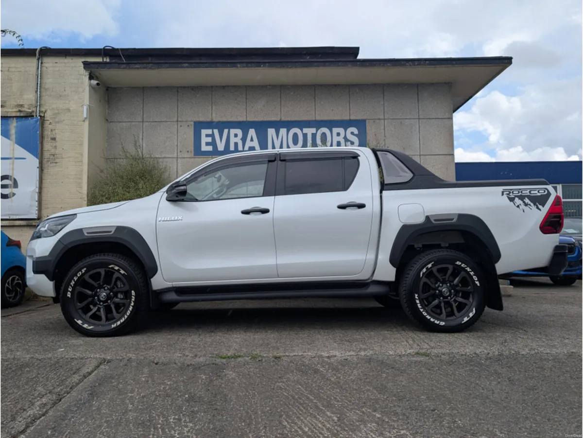 Toyota Hilux Z 4WD REVO ROCCO EDITION AUTOMATIC 2. - Image 5