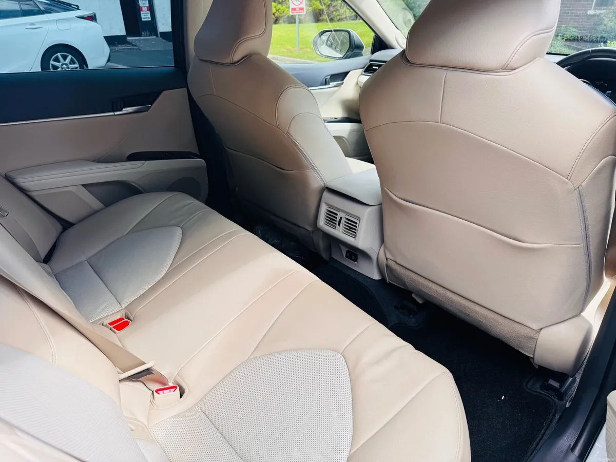 2020 Toyota Camry white pearl 2.5 self charging - Image 5