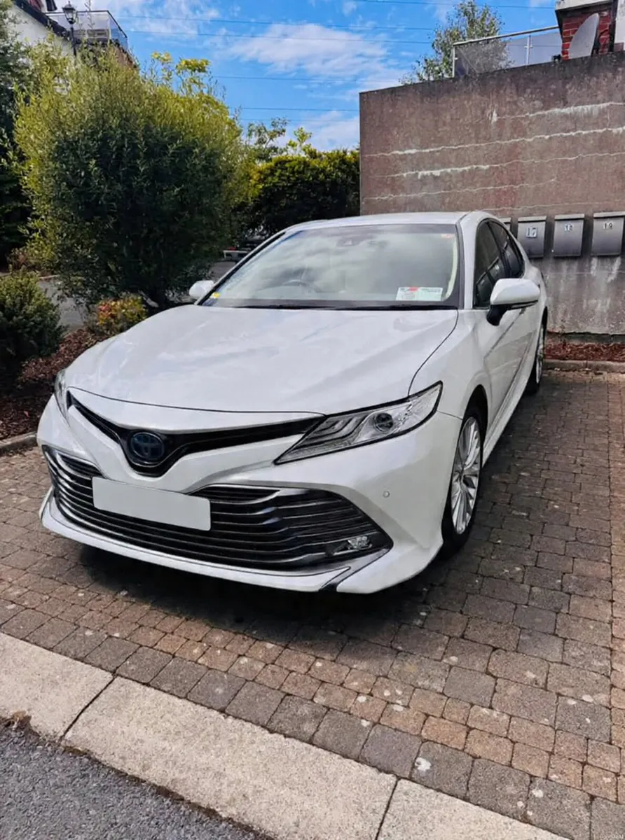 2020 Toyota Camry white pearl 2.5 self charging - Image 1