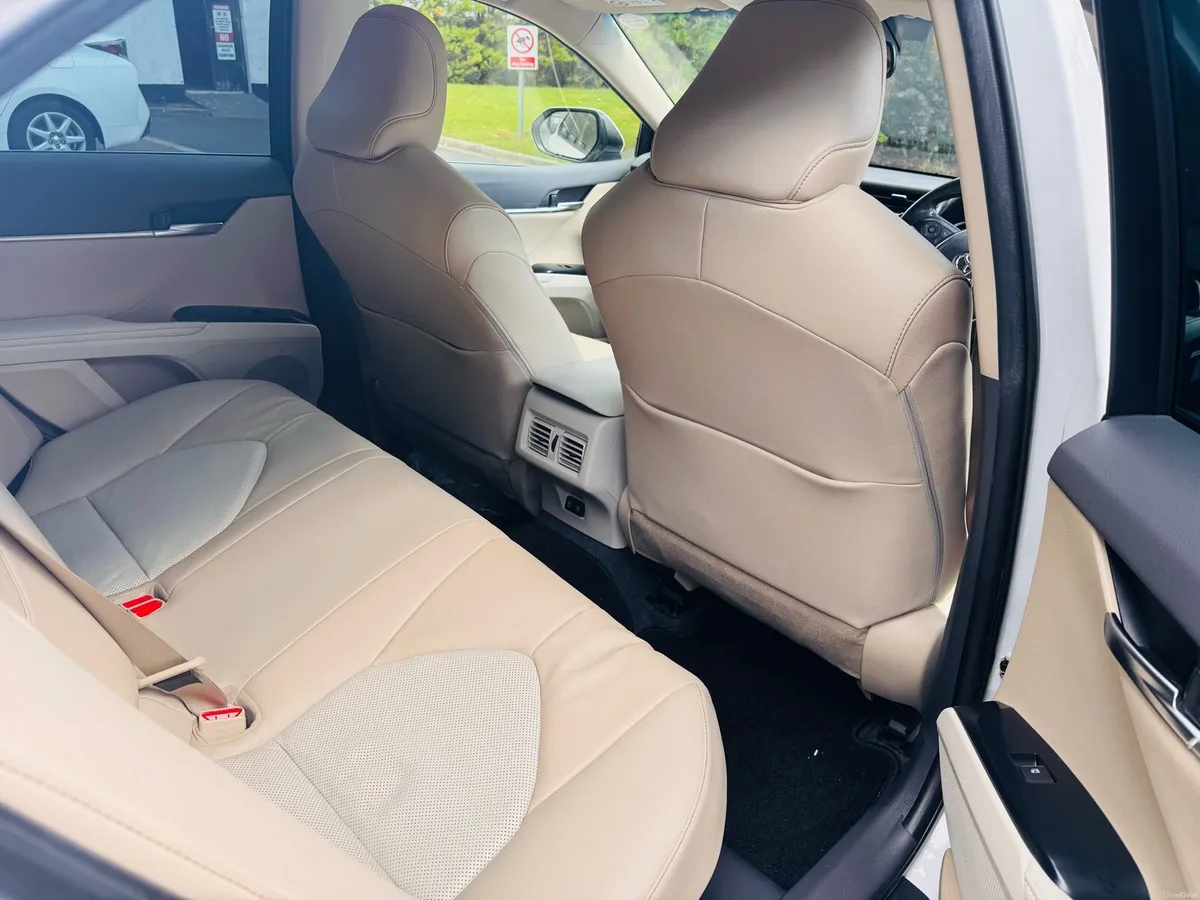 2020 Toyota Camry white pearl 2.5 self charging - Image 3