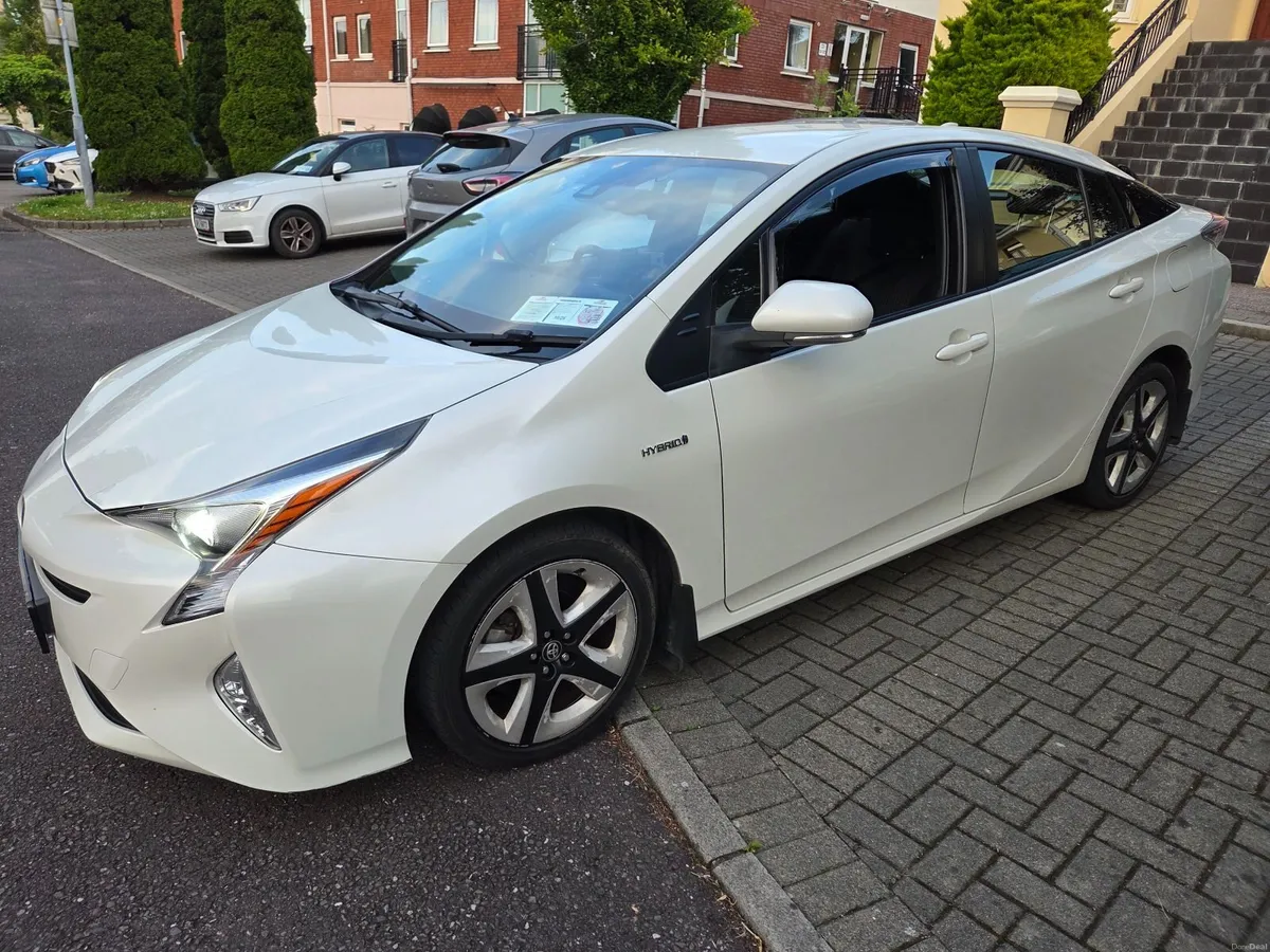 Toyota Prius 2018 Luxury - Image 2