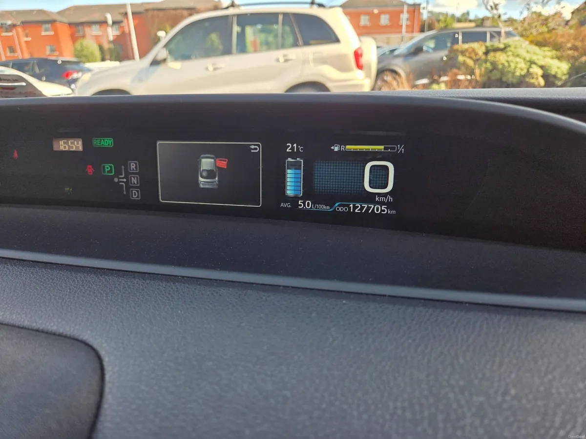 Toyota Prius 2018 Luxury - Image 6