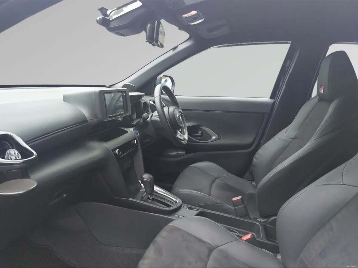Toyota Yaris Cross 1.5 Hybrid CVT Luna - Image 3