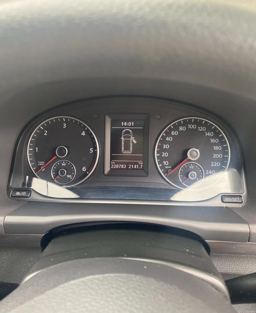 Volkswagen Touran 2011 - Image 2