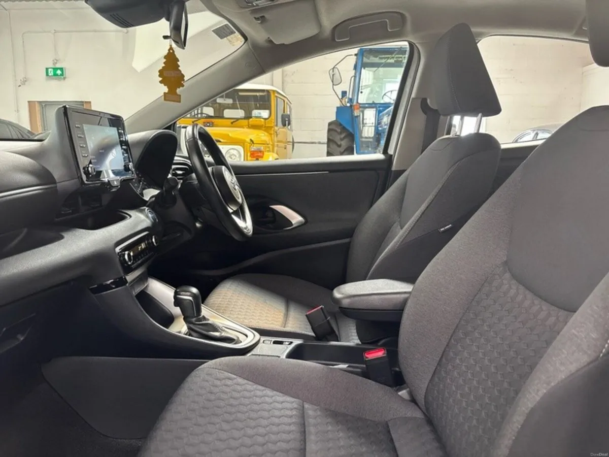 Toyota Yaris HYBRID LUNA AUTO - Image 6