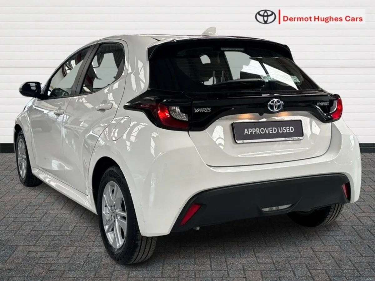 Toyota Yaris HYBRID LUNA AUTO - Image 2