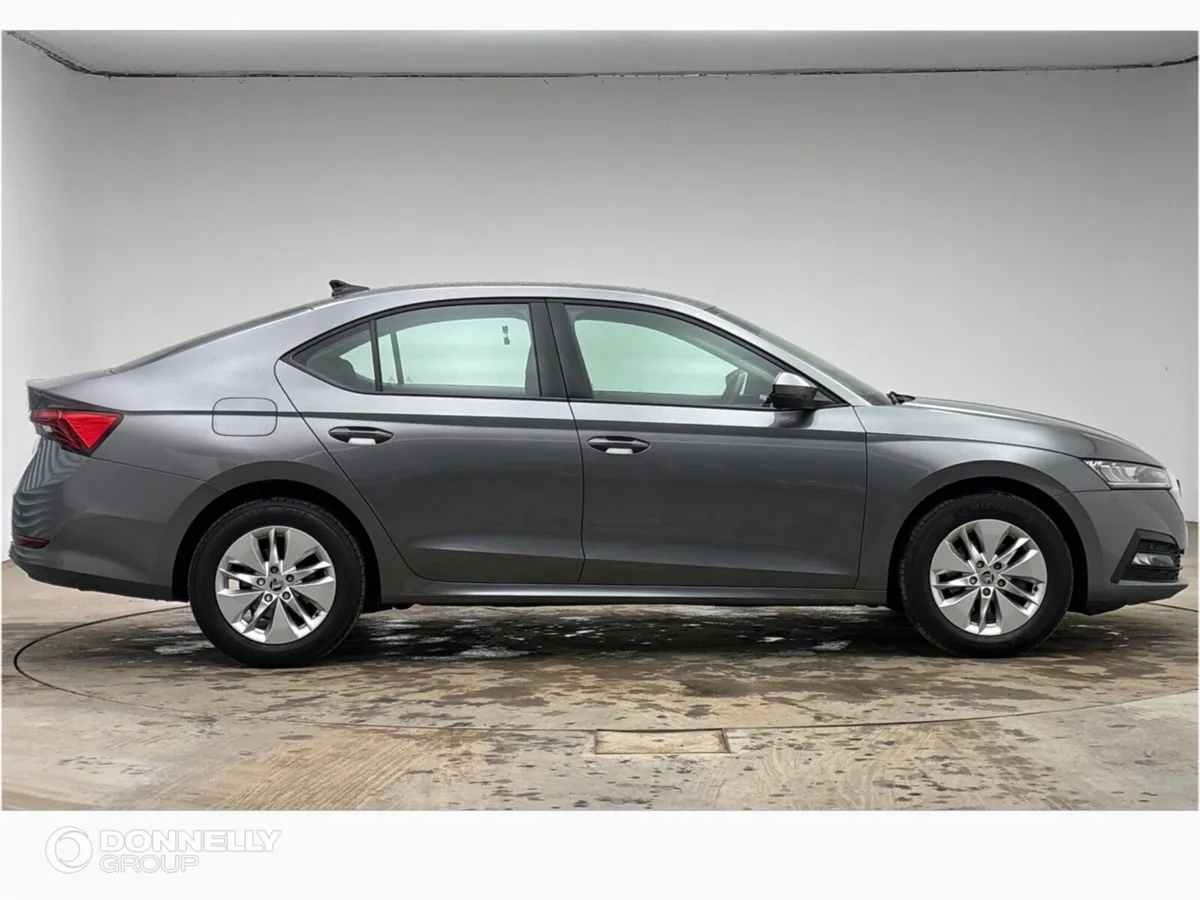 Skoda OCTAVIA Diesel Hatchback SE Technology - Image 4