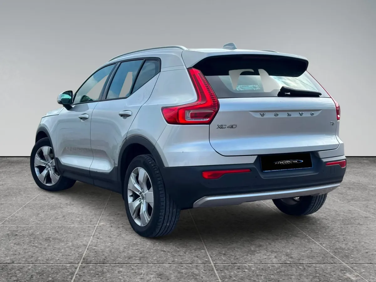 VOLVO XC40 T3 MOMENTUM - Image 4