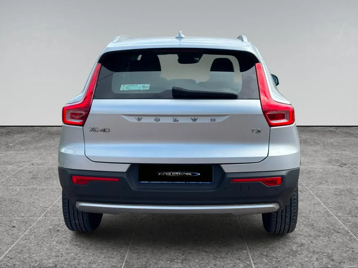VOLVO XC40 T3 MOMENTUM - Image 2