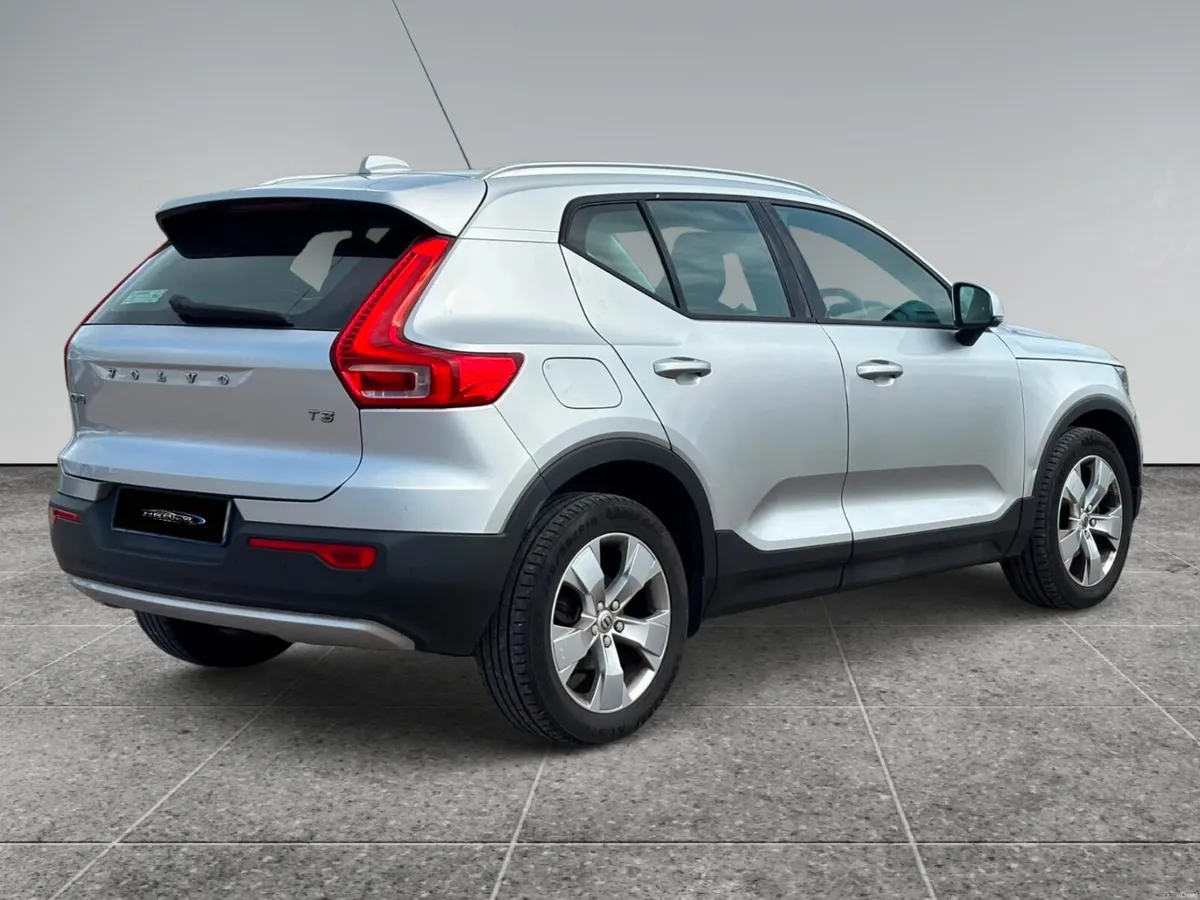 VOLVO XC40 T3 MOMENTUM - Image 5