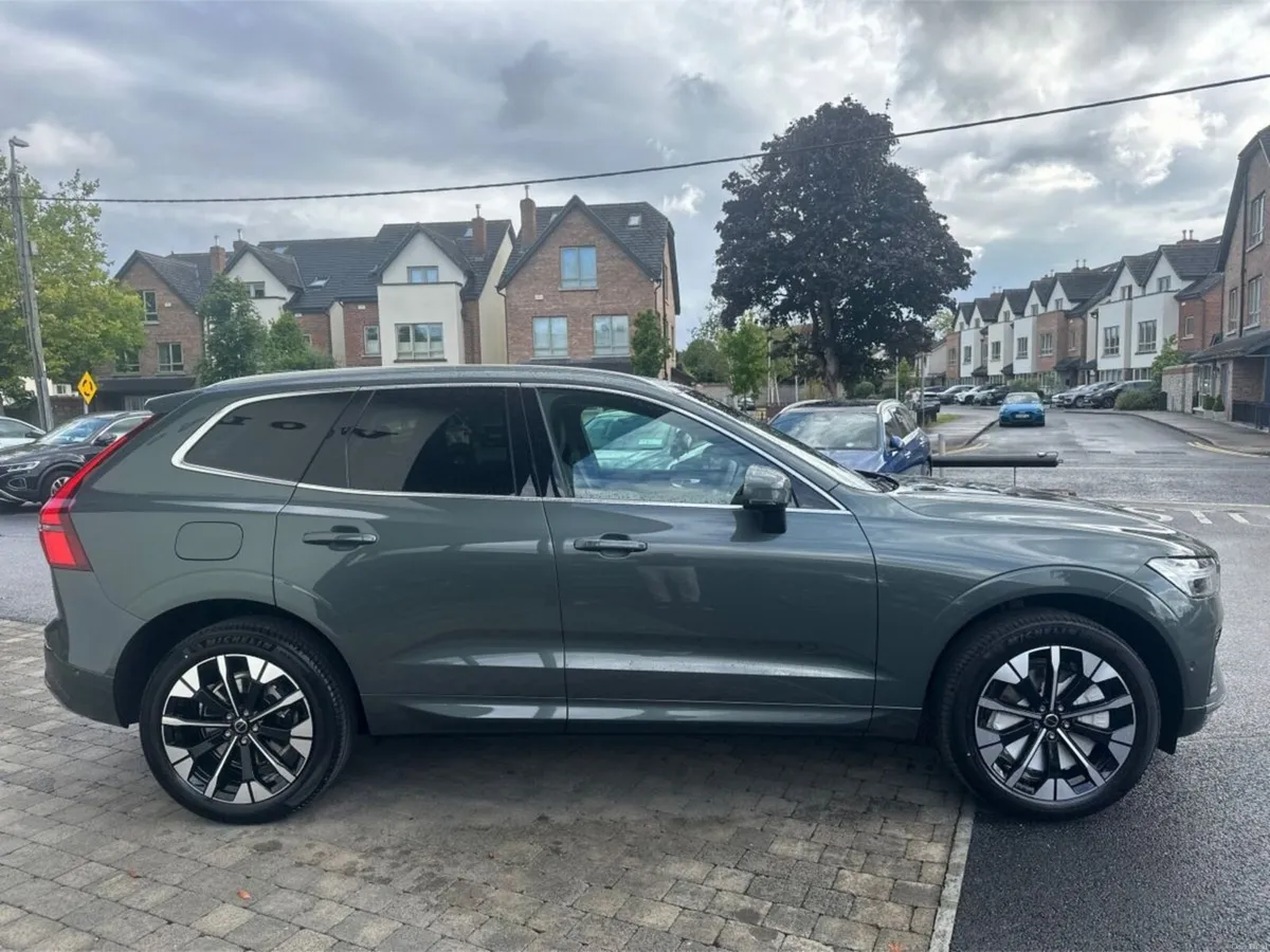 Volvo XC60 XC60 T6 Plus Bright AWD PHEV--Panoramic - Image 4