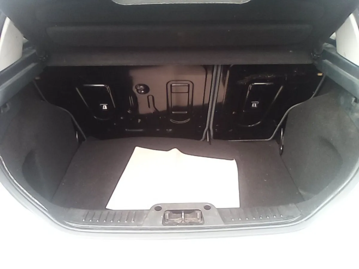 Ford Fiesta 2011 - Image 2