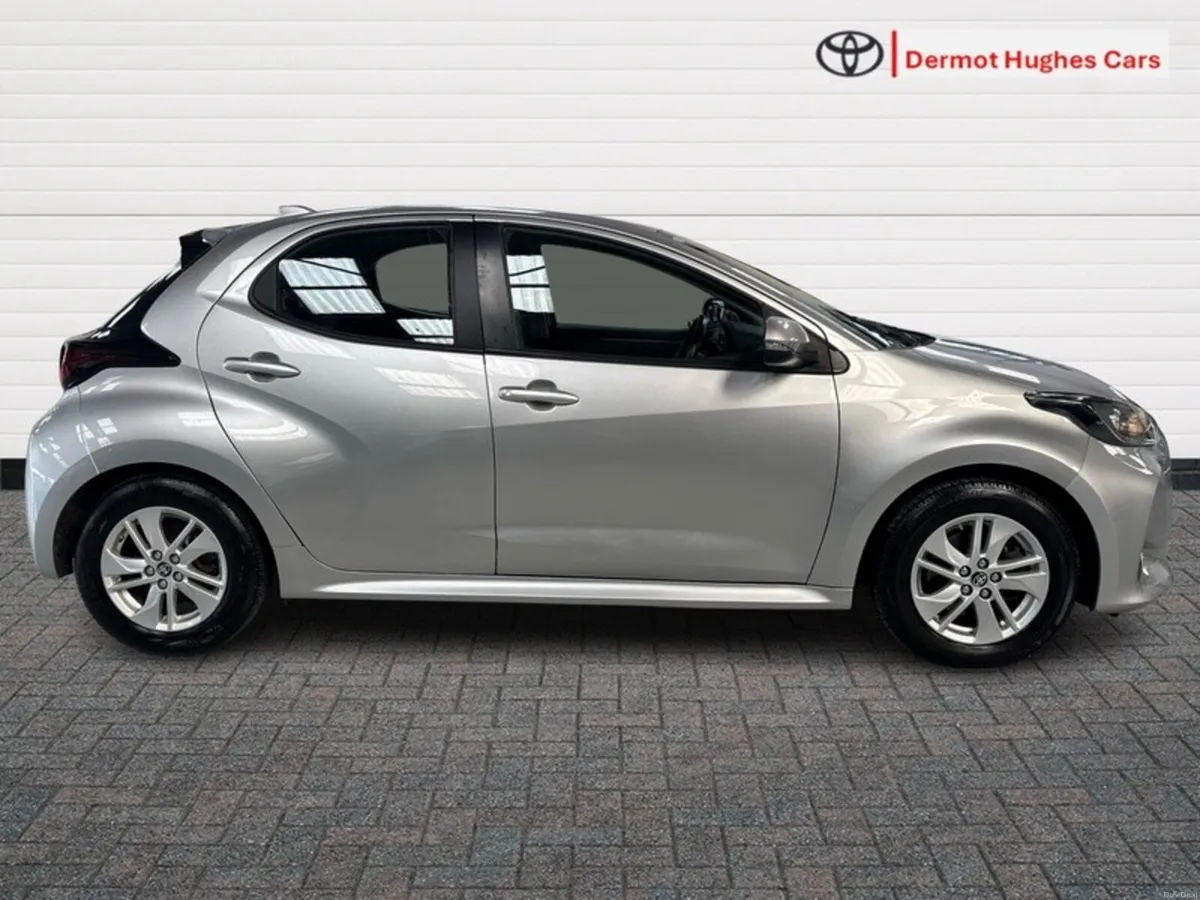 Toyota Yaris YARIS HYBRID LUNA - Image 3