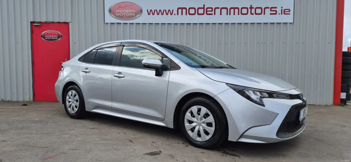 Toyota Corolla auto hybrid/petrol 1.8saloon low km - Image 1
