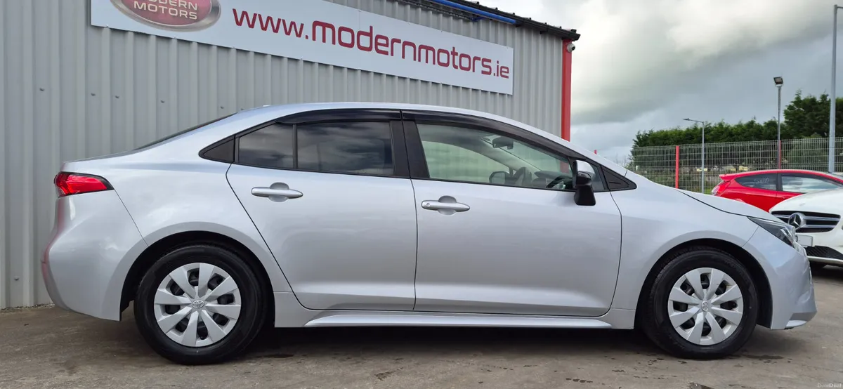 Toyota Corolla auto hybrid/petrol 1.8saloon low km - Image 6