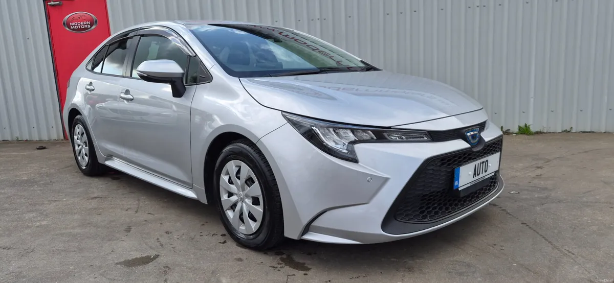 Toyota Corolla auto hybrid/petrol 1.8saloon low km - Image 3