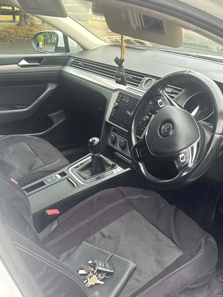 2017 Volkswagen Passat - Image 5
