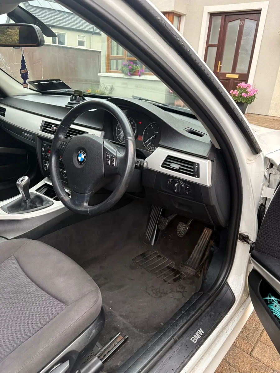 BMW 3-Series 2011 - Image 4