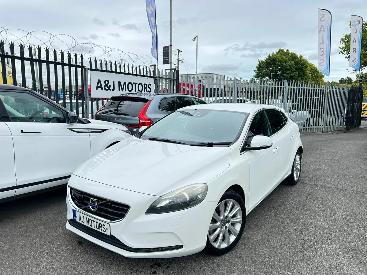 2015 VOLVO V40 AUTOMATIC - Image 1