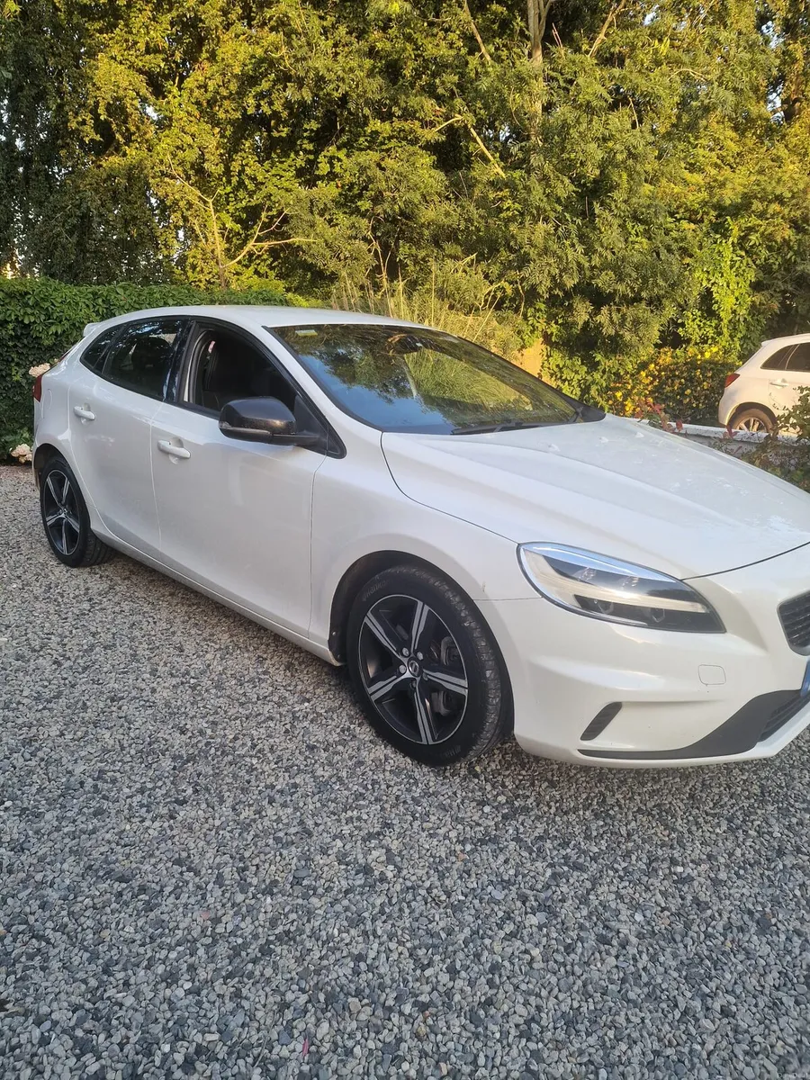 162 VOLVO V40 * R DESIGN*NEW NCT* - Image 1