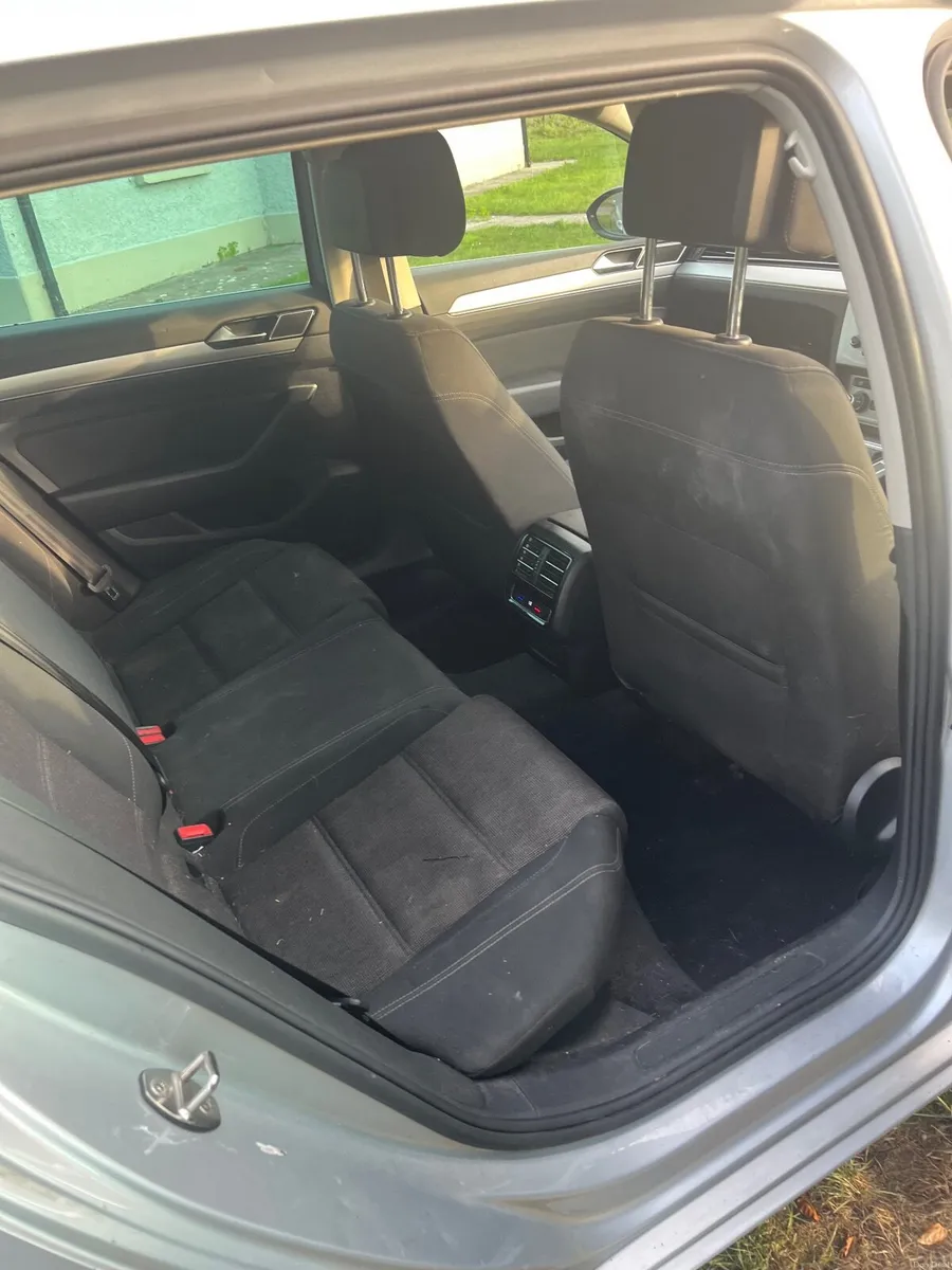 Volkswagen Passat 2016 - Image 2