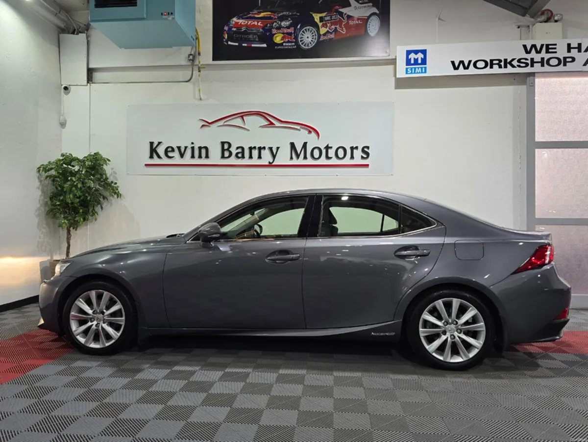 Lexus IS 2.5 HYBRID EXECUTIVE EDITION AUTOMATIC ** - Image 6