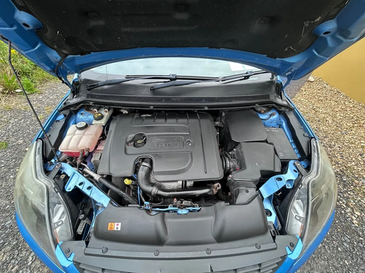 Ford Focus 2010 - Image 2