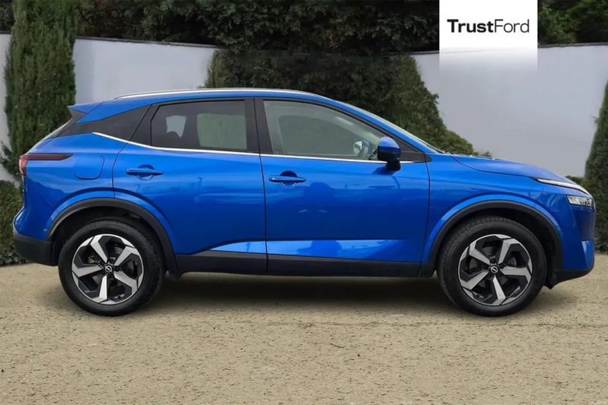 Nissan Qashqai 1.3 DiG-T MH N-Connecta [Glass Roof - Image 3