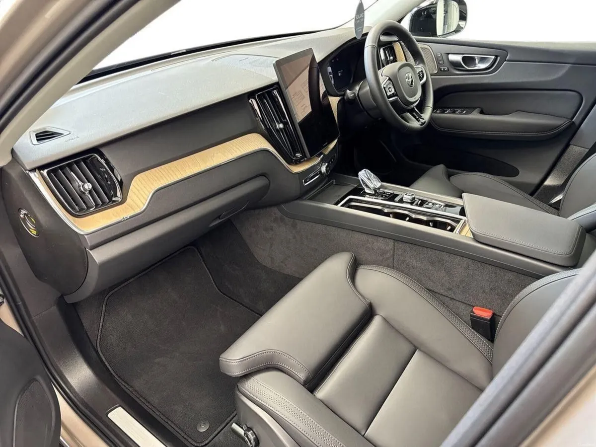 Volvo XC60 T6 AWD PLUS DARK *FREE SERVICE PLAN* €1 - Image 5